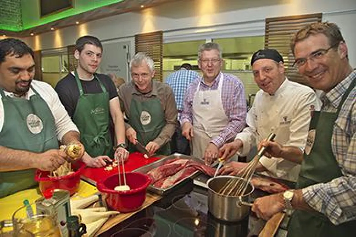 Axel Wobig (4. v. l.) sieht Kochen als teambildende Maßnahme an.