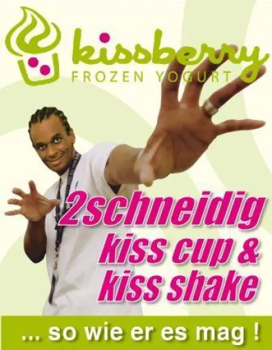 2schneidiges Eis? – Das gibt es bei der „Kissberry“-Neueröffnung mit Musiker „2schneidig“ Bild: 2schneidiges Eis? – Das gibt es bei der „Kissberry“-Neueröffnung mit Musiker „2schneidig“