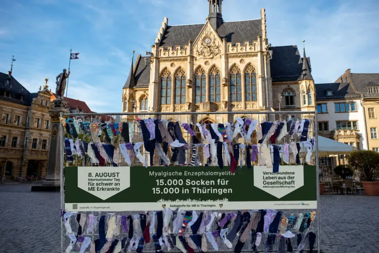 15.000 Socken vor dem Erfurter Rathaus für 15.000 ME-Erkrankte in Thüringen Bild: 15.000 Socken vor dem Erfurter Rathaus für 15.000 ME-Erkrankte in Thüringen