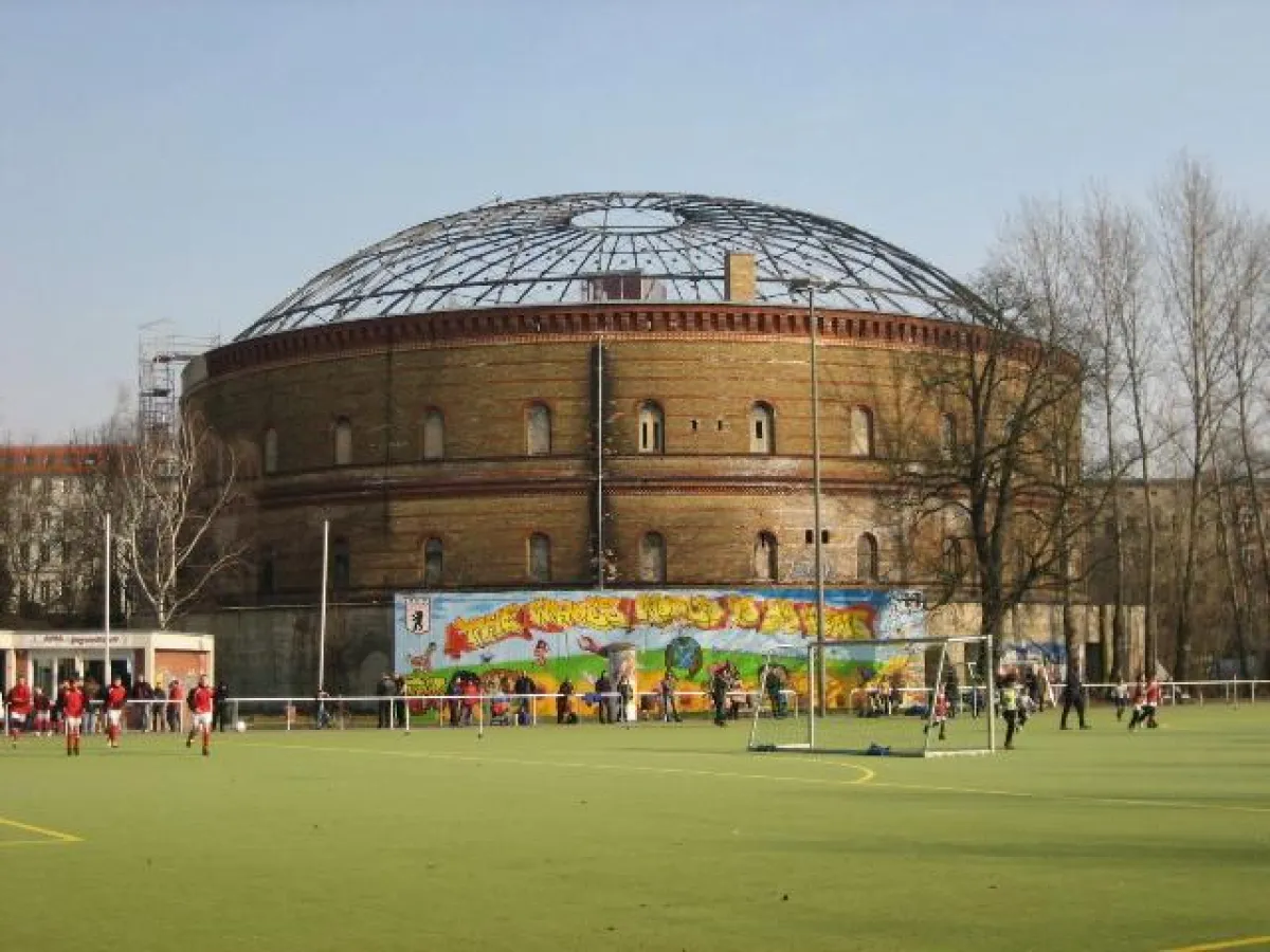 Fichtebunker und Sportplatz an der Körtestraße in Berlin - Kreuzberg