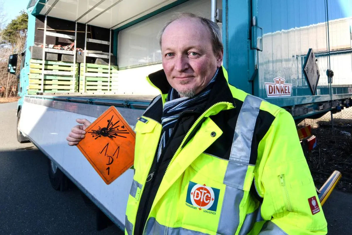 Thomas Heger, Leiter Verkauf der DTC Projekt-Logistik GmbH vor einem EX/III-Fahrzeug