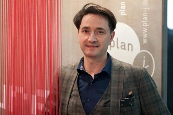 plan-j entwickelt 'Thinking Table' für Messeauftritte Bild: plan-j entwickelt 'Thinking Table' für Messeauftritte