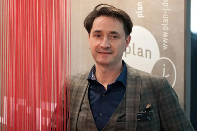 plan-j entwickelt 'Thinking Table' für Messeauftritte Bild: plan-j entwickelt 'Thinking Table' für Messeauftritte