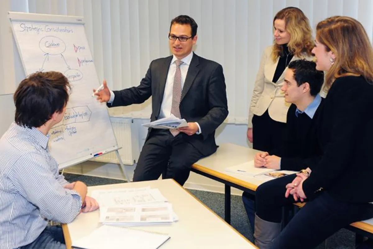 Gründerausbildung an der HHL. Dr. Stephan Stubner im Gespräch mit Studenten / Quelle: HHL