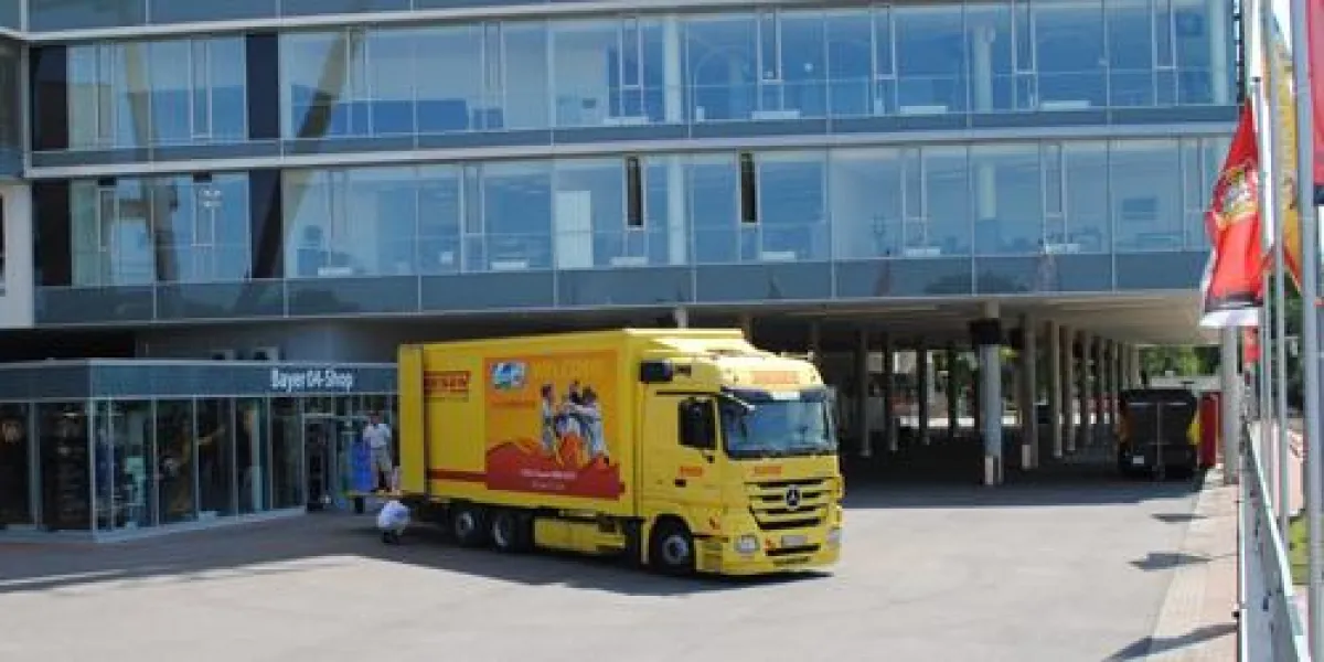 Ein Lkw von Niesen Logistics vor dem Stadion von Bayer 04 Leverkusen.