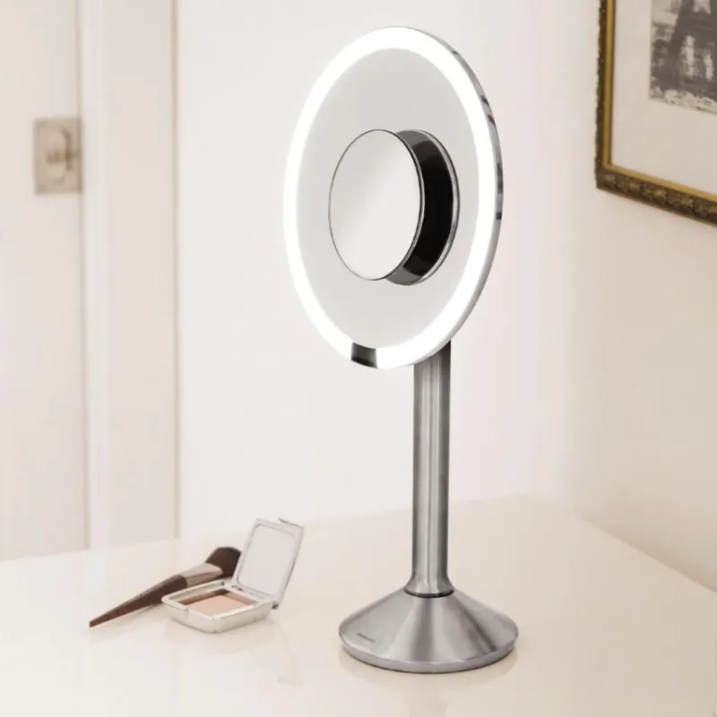 Der neue Sensorspiegel Pro von simplehuman ist ein wahrer Beauty-Assistent.