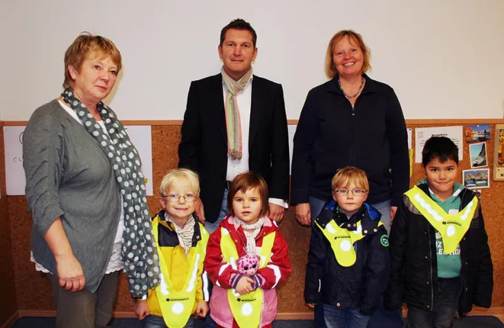 Bild: Kinder bedanken sich beim Autohaus Heidenreich mit zwei Liedern