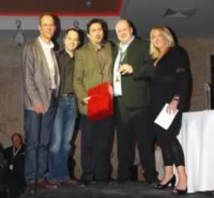 Bild: Magirus erhält „Partnering the partner“-Award von Red Hat