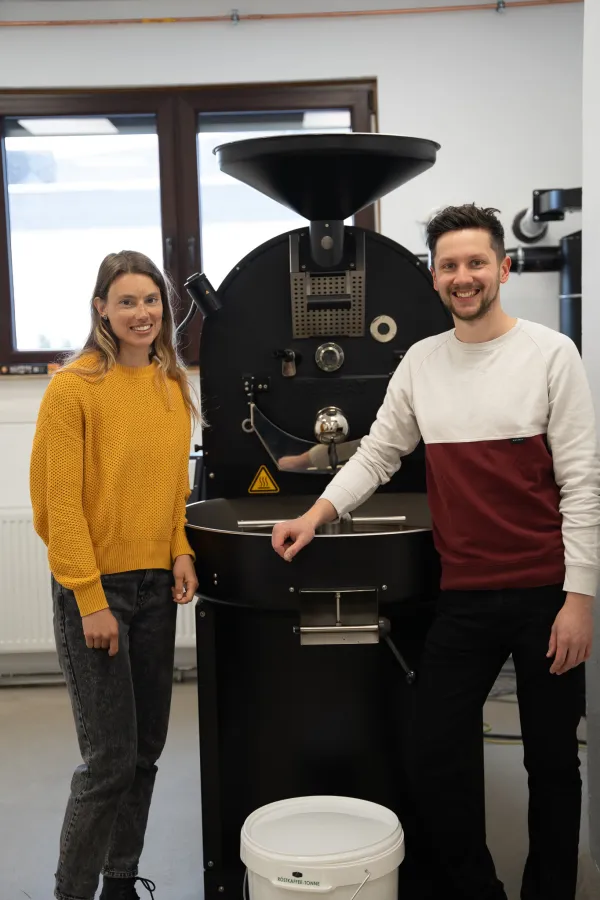 Lara Färber und Sebastian Schmidt in der KAFFEESCHREINER Kaffeerösterei