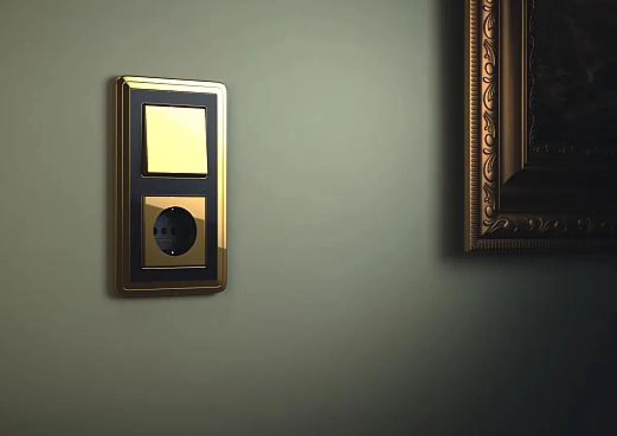 [Foto: Gira] Gira ClassiX mit harmonisch abgerundeten Ecken und goldglänzender Oberfläche