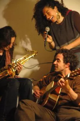 Bild: Open Stage in Regensburg: „XXX UNPLUGGED“ lässt das ´EXIL´ aus allen Nähten platzen