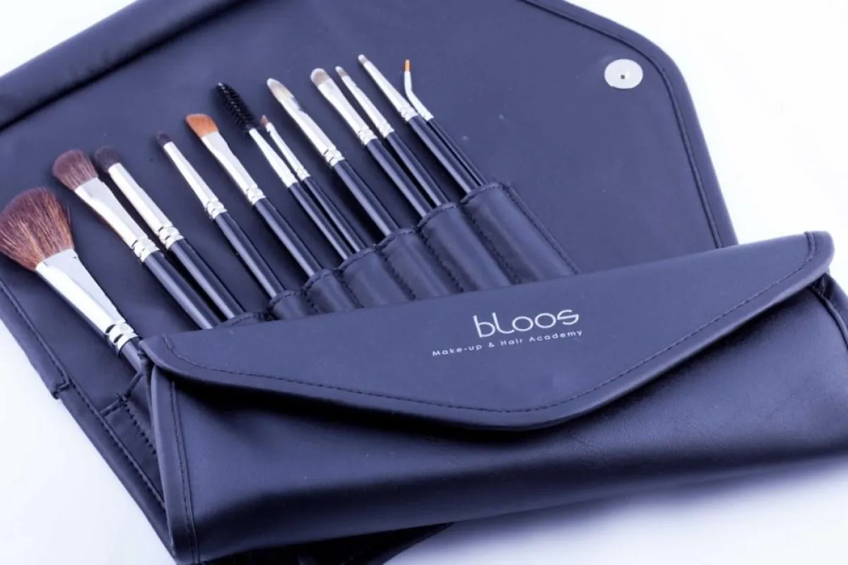 Alle bloos-Pinsel werden in aufwendiger Handarbeit mit feinstem Haar hergestellt.