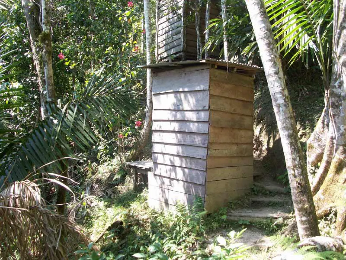 Hinterlassenschaft der Revolution im dichten Urwald: Fidels Toilettenhäuschen