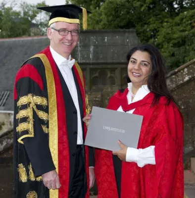 Bild: Geschäftsführerin&Präsidentin von ClinTec, Dr. Rabinder Buttar erhält die Ehrendoktorwürde für Life Sciences