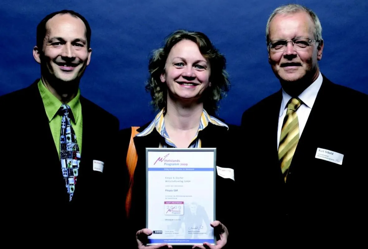 Kurt Sibold (rechts), Mitglied des Innovationsrates, übergab den Preis an die Inhaber von Pitopia: Ute Jansing (Mitte) und Michael Hubschneider (links).