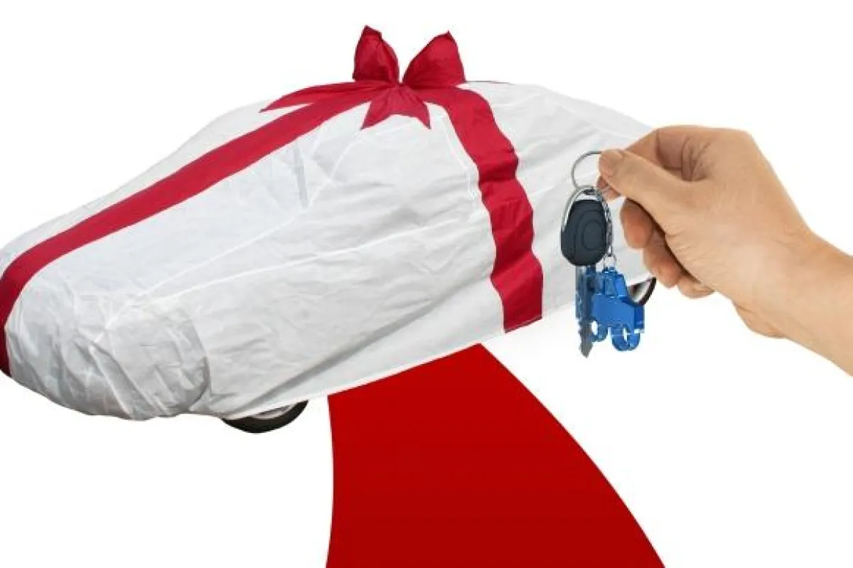 Fahrzeugübergabe mit Geschenkverpackung