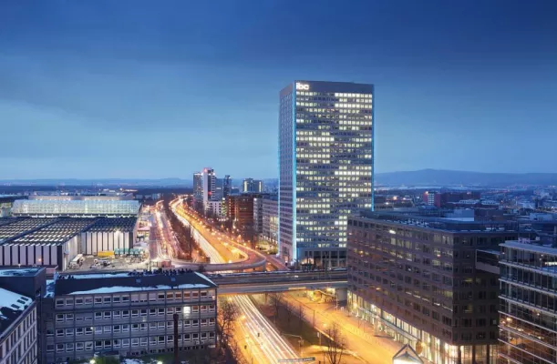 Bild: Bildmotiv Skyline Frankfurt: Der IBC Tower leuchtet in Pink und Blau