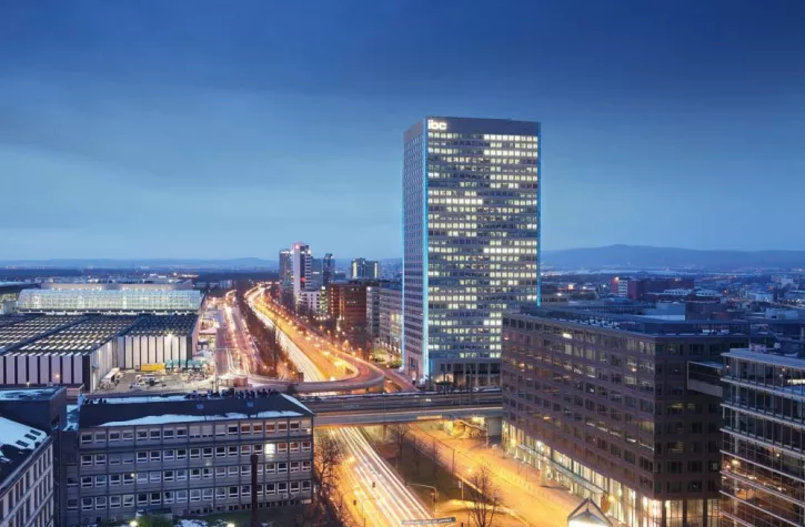 Bild: Bildmotiv Skyline Frankfurt: Der IBC Tower leuchtet in Pink und Blau