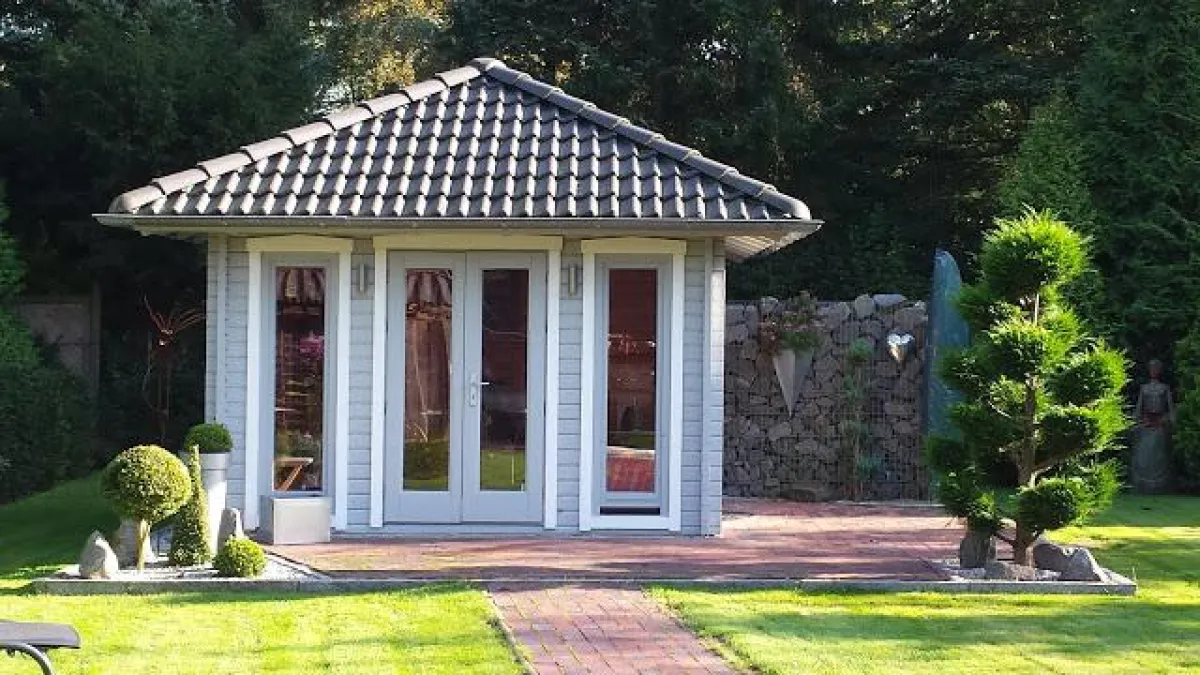 Ein Gartenhaus sollte als Blickfang im Garten platziert werden.