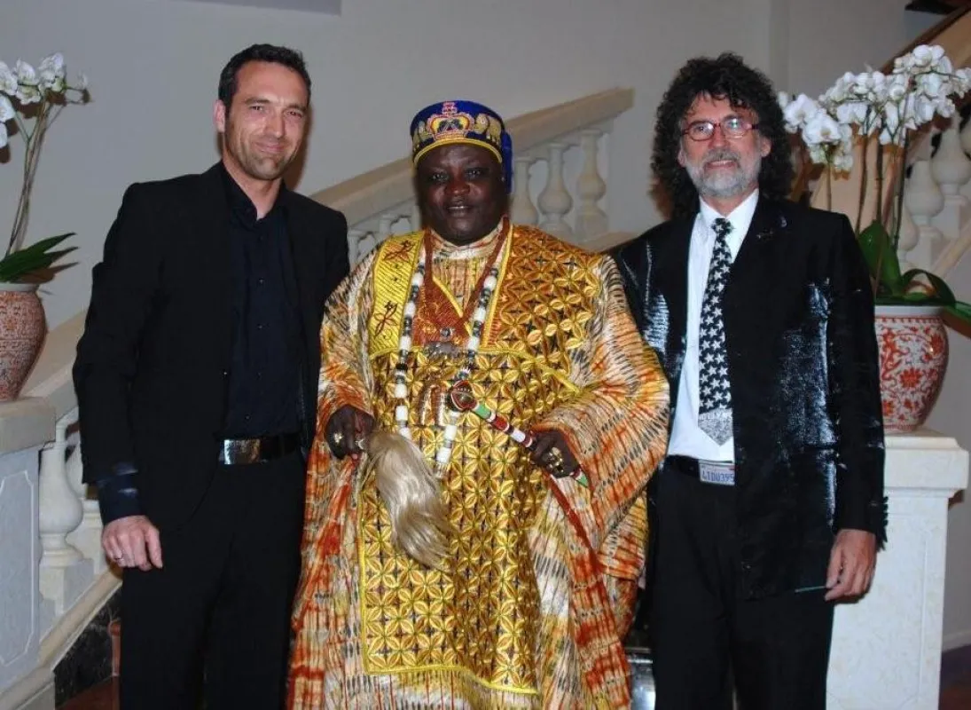 v.l.n.r. Schauspieler Joe Rabl, seine Majestät, der König von Benin und Initiator des Signs of Fame Klaus Beer