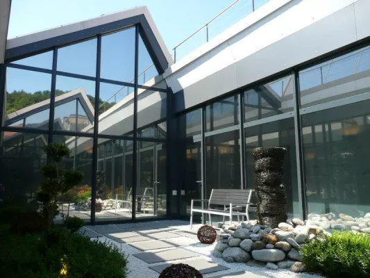 Sommerhitze kann Kündigungsgrund sein. Sonnenschutzfolie kann helfen. Bild: Sommerhitze kann Kündigungsgrund sein. Sonnenschutzfolie kann helfen.