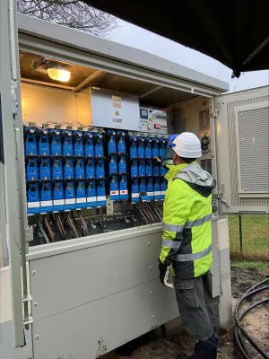 Bild: Digitalisierung in Brandenburg: E.DIS schließt digitale Ortsnetzstation ans Stromnetz an