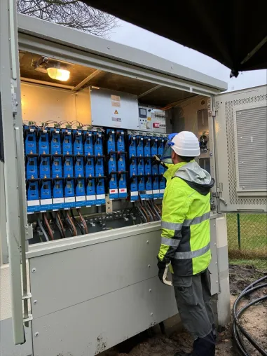 Bild: Digitalisierung in Brandenburg: E.DIS schließt digitale Ortsnetzstation ans Stromnetz an