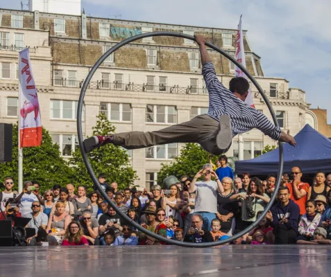 Bild: Lesen, tanzen, schlemmen – Vielseitige Veranstaltungen locken in die Region im Herzen Englands