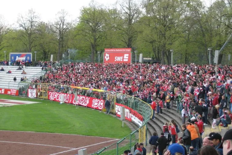 Bild: RWE-Fans von Spieler Kumbela enttäuscht - RWE-Fanclubs fordern auch sportliche Bestrafung