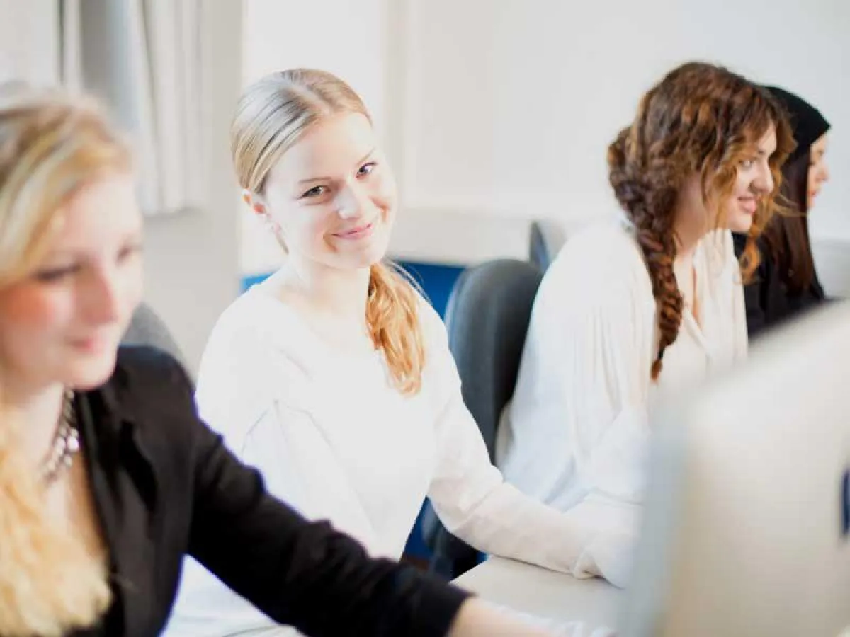 Am Berufskolleg für Medienberufe in drei Jahren eine praxisbezogene Berufsausbildung zum Kaufmännisc