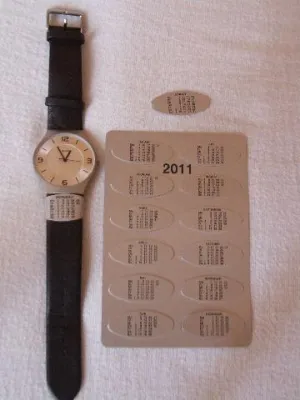 Bild: Uhrenarmbandkalender 2011- kleine Metallplättchen bringen täglich den aktuellen Monat ans Handgelenk