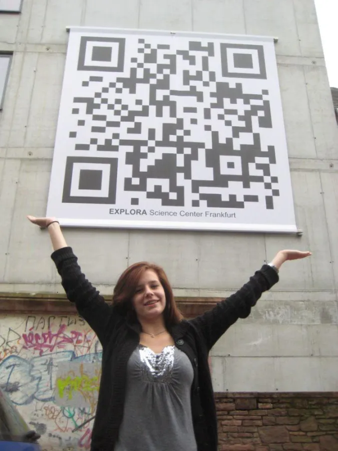 Clara vor Europas grösstem QRcode 5x5 m