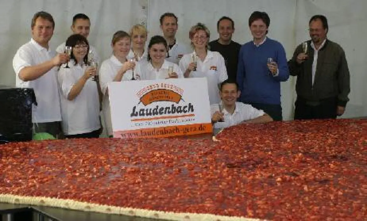 Erdbeerherz-Torte mit fast 16qm Fläche