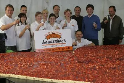 Größte Erdbeerherz-Torte Deutschlands mit 20qm in Gera Bild: Größte Erdbeerherz-Torte Deutschlands mit 20qm in Gera