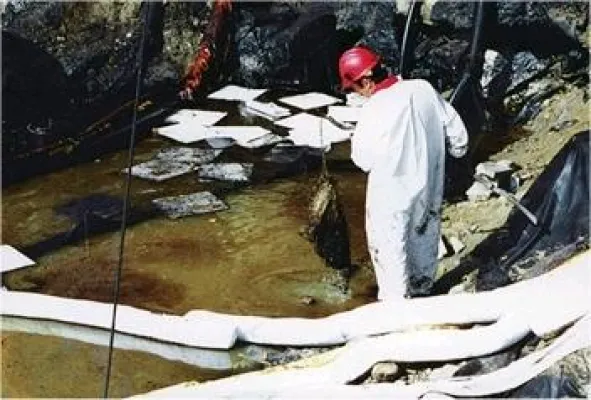 Ölverschmutzung auf Wasseroberflächen beseitigen Bild: Ölverschmutzung auf Wasseroberflächen beseitigen