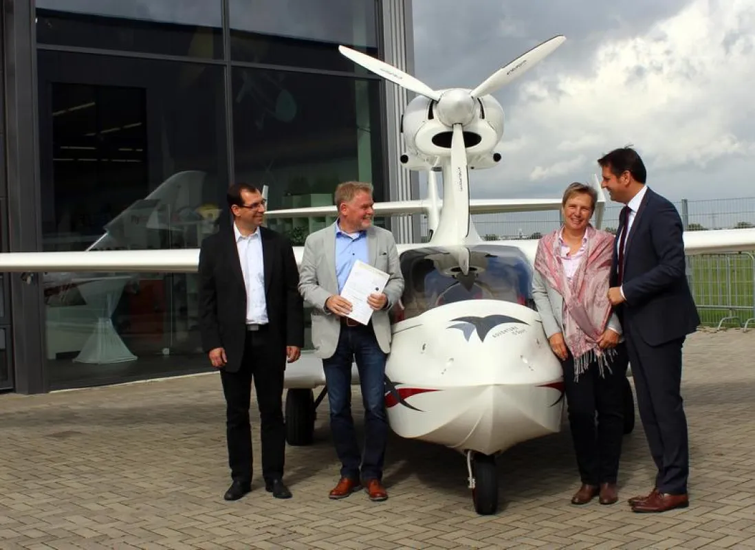 Übergabe des Förderbescheids (von links): Prof. Dr. Robin Vanhaelst (Ostfalia), Helmut und Elke Rind (Flywhale Aircraft GmbH & Co. KG), Wirtschaftsminister Olaf Lies. ()