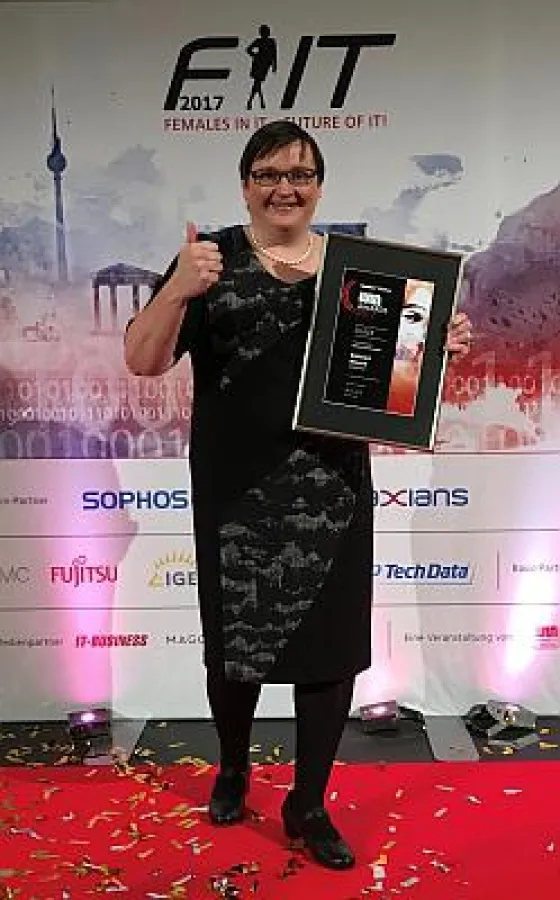 STARFACE Geschäftsführerin Barbara Mauve mit dem 