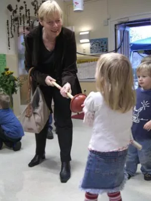 Bild: Hamburgs Sozialsenatorin Schnieber-Jastram erforscht mit Kindern die Welt der Wissenschaft