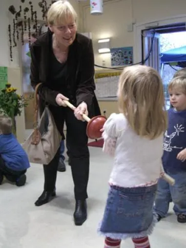 Hamburgs Sozialsenatorin Schnieber-Jastram erforscht mit Kindern die Welt der Wissenschaft Bild: Hamburgs Sozialsenatorin Schnieber-Jastram erforscht mit Kindern die Welt der Wissenschaft