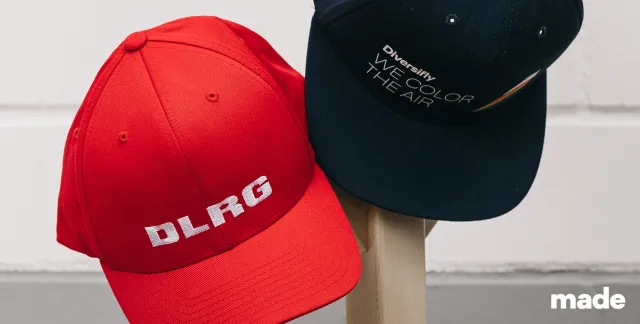 Bild: Individuelle Caps besticken und bedrucken lassen bei der made for brands GmbH in Berlin