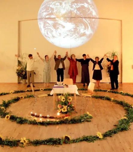 Bild: Praxislernen für Nachhaltigkeit: Die ersten fünf Absolventen der Gaia University feiern ihre Abschlüsse