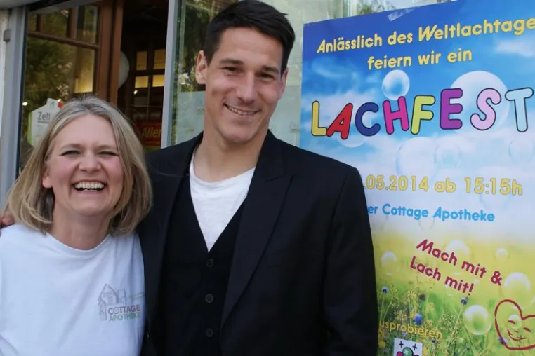 Bild: Fröhliche Gäste beim Lachfest der Cottage-Apotheke