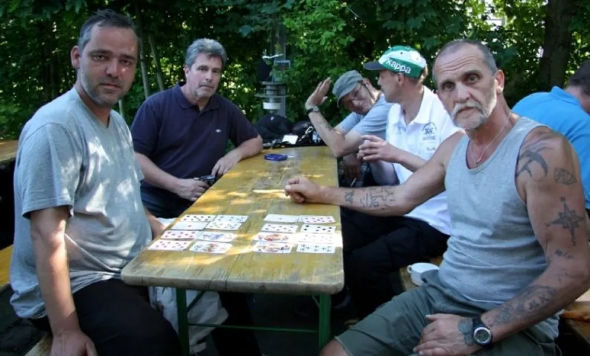 Rüdiger Rychlik (2.vl.) mit seinen Klienten beim Skatturnier