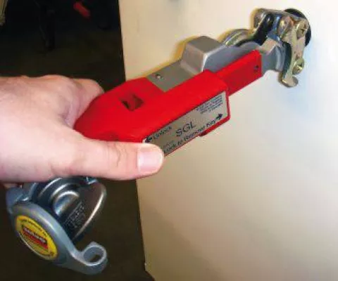 Bild: Effektive und preiswerte Wegfahrsperre für LKW-Auflieger sorgt für Sicherheit an der Laderampe