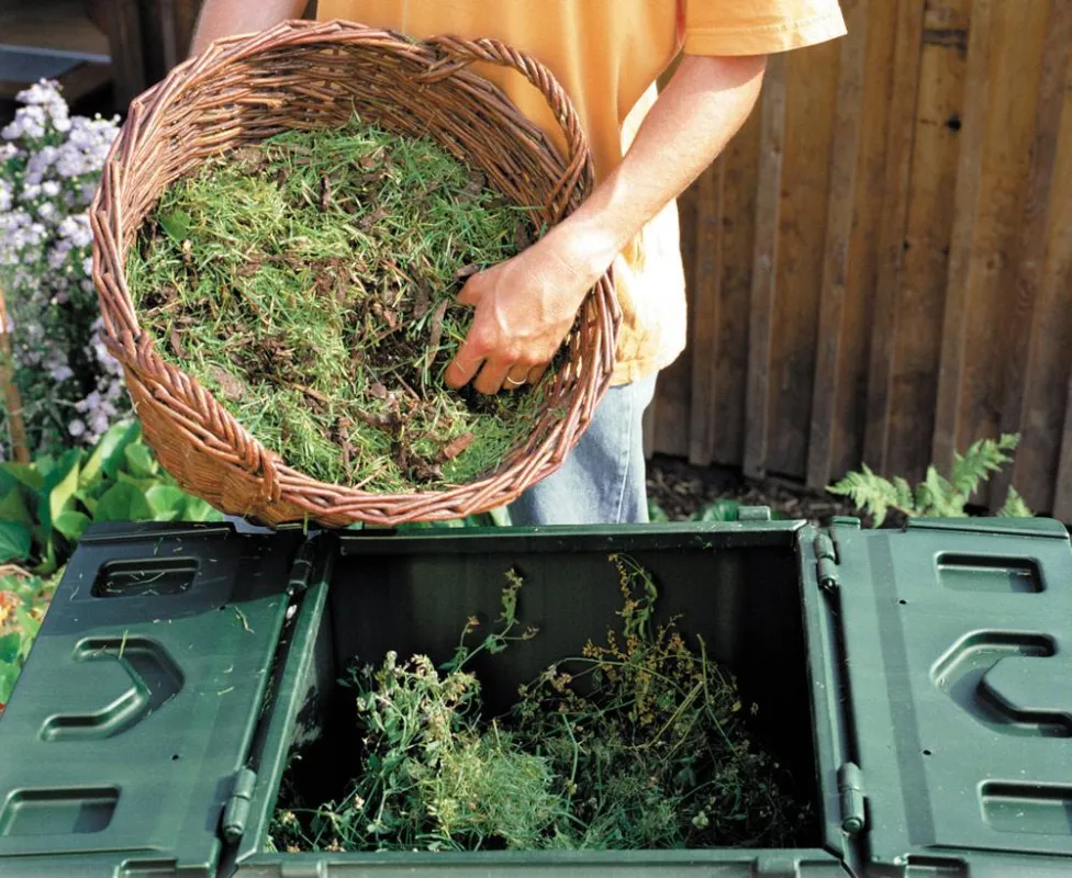 Aus dem Rasenschnitt wird im Kompost frische, neue Erde. Foto: Neudorff