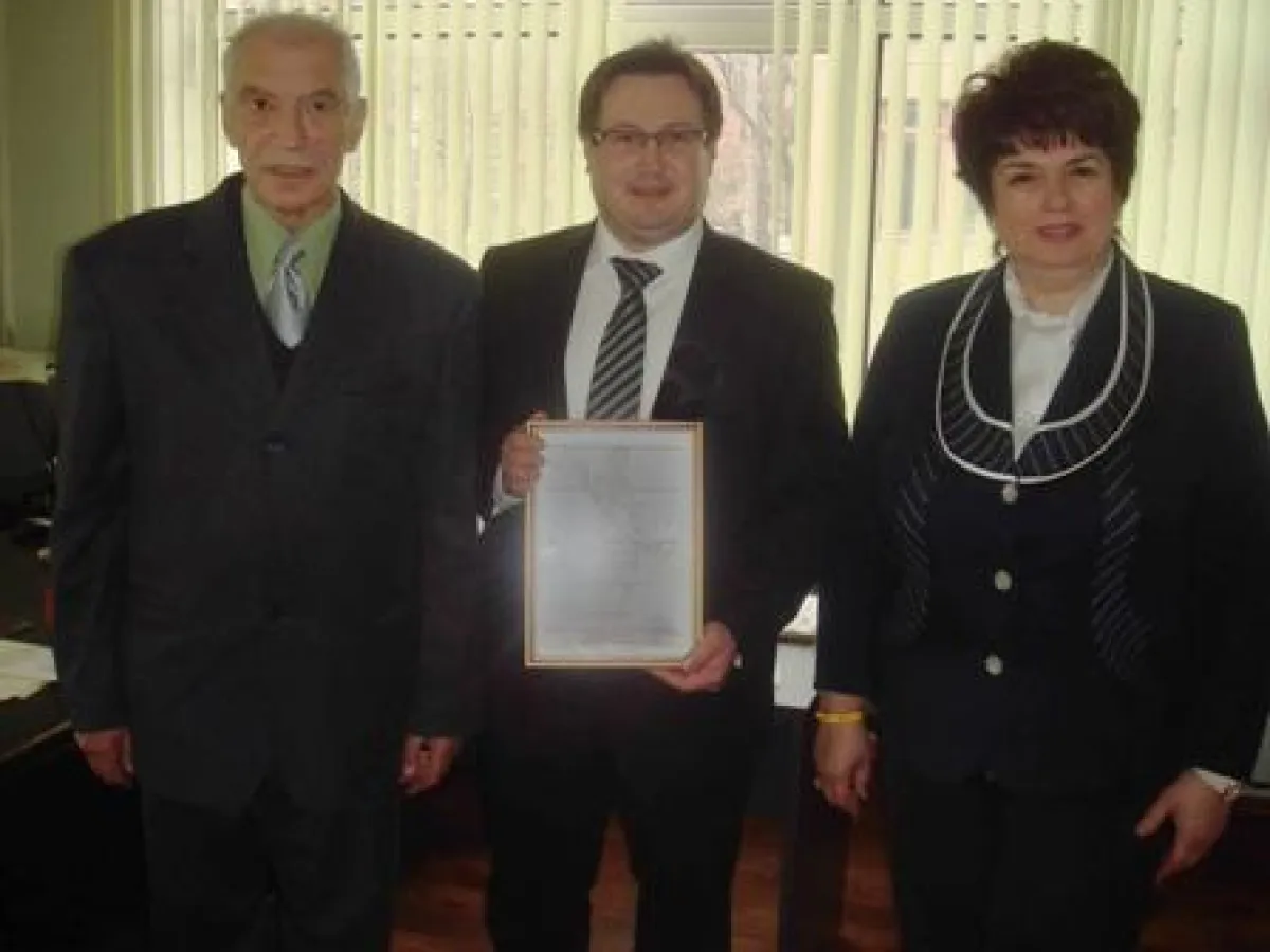 Zwischen Rektor und Dekanin: Prof. Dr. Dr. Hilmar Brunner.