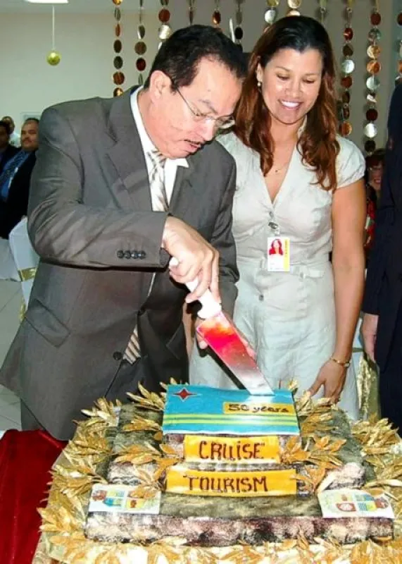 50 Jahre Kreuzfahrttourismus Aruba: Tourismusminister Edison Briesen schneidet die Festtagstorte an. Foto: FVA Aruba
