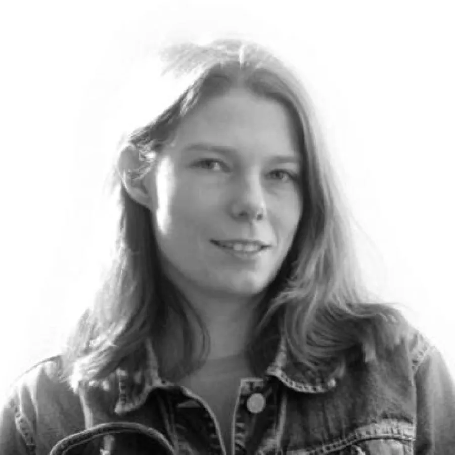 Die Schriftstellerin und Mediengestalterin Anja Krummeck trägt Esteem seit ca. 2 Jahren