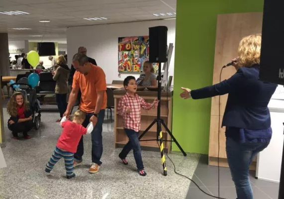 Bild: Marktplatz der Geschenk-Ideen: Geschenke-Markt & Musik-Acts im Einrichtungshaus