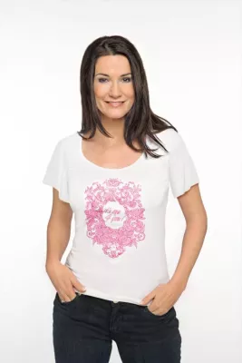 Mariella Ahrens designt Charity-T-Shirt zugunsten von pflegebedürftigen Menschen Bild: Mariella Ahrens designt Charity-T-Shirt zugunsten von pflegebedürftigen Menschen
